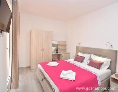 Villa Ines, Triple room with balcony 11, private accommodation in city Budva, Montenegro - Prva slika